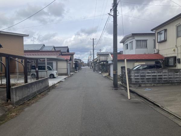 酒田市駅東1丁目の新築一戸建(前面道路含む現地写真)