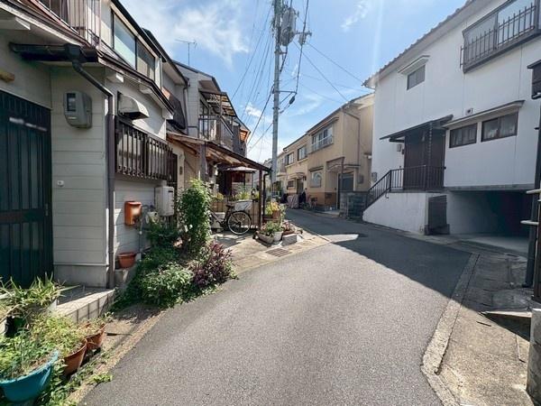 京都市伏見区石田大山町の中古一戸建て(前面道路含む現地写真)