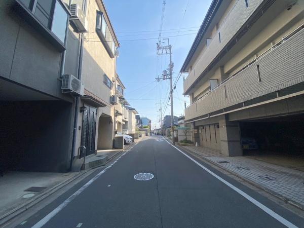京都市伏見区深草大亀谷東寺町の中古一戸建て(前面道路含む現地写真)