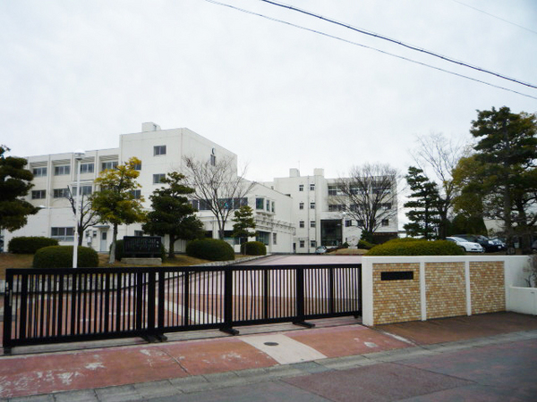 小牧市大字上末の土地(小牧市立桃陵中学校)
