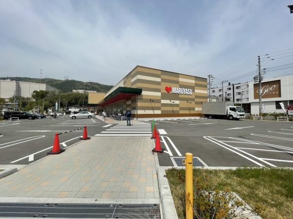 若山台第3住宅12号棟(マルヤス島本駅前店)