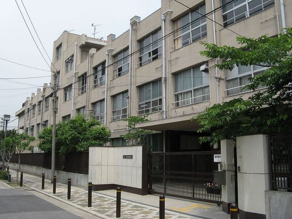 大阪市西成区玉出東1丁目の中古一戸建て(大阪市立玉出中学校)