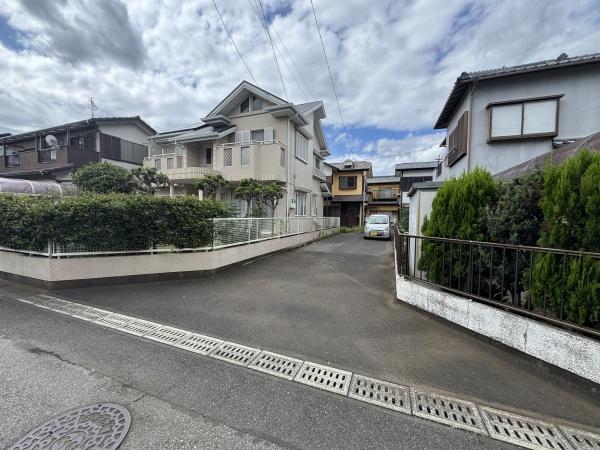 八街市八街ほの中古一戸建て(前面道路含む現地写真)