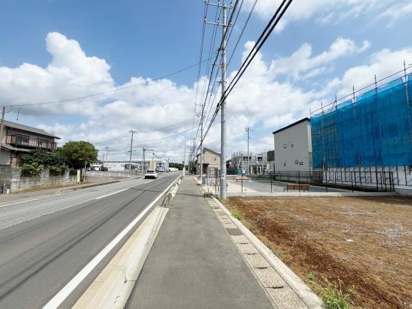 八街市八街にの新築一戸建(前面道路含む現地写真)