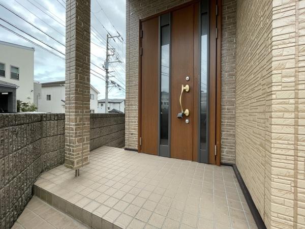 市原市西広4丁目の中古一戸建て(玄関)