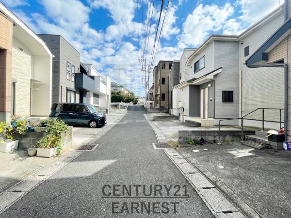 千葉市中央区宮崎町の中古一戸建て(前面道路含む現地写真)