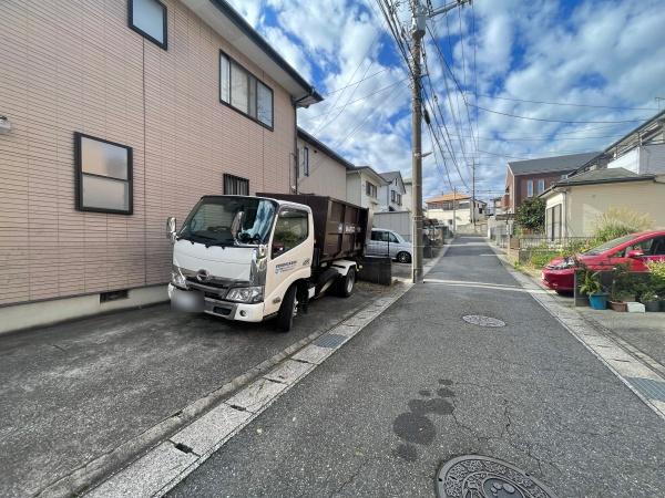 千葉市中央区宮崎町の中古一戸建て(前面道路含む現地写真)