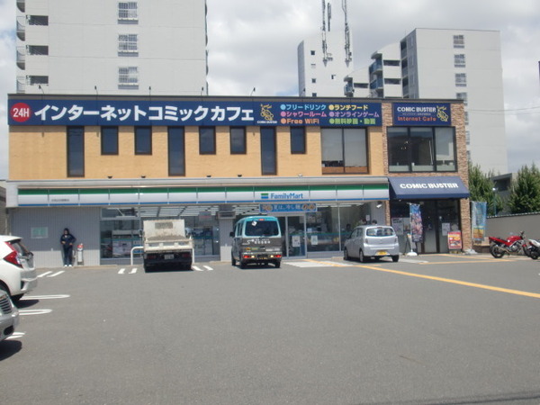 伽羅コート伏見(ファミリーマート伏見出羽屋敷店)