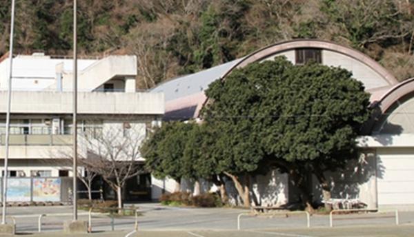三浦郡葉山町一色の中古一戸建て(葉山町立葉山中学校)