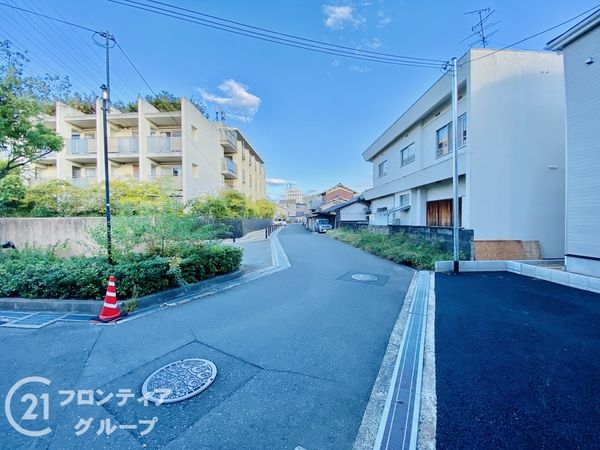 四條畷市二丁通町 新築戸建て 3期 4号棟(前面道路含む現地写真)