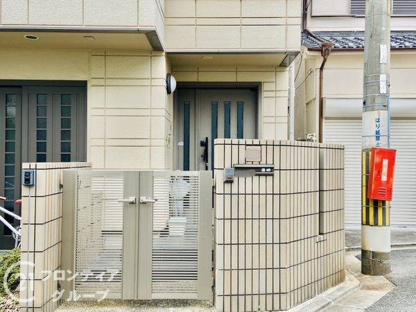 大東市諸福2丁目の中古一戸建て(玄関)