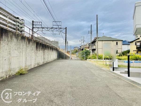 大東市諸福2丁目の中古一戸建て(前面道路含む現地写真)