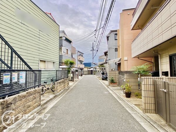 大東市諸福2丁目の中古一戸建て(前面道路含む現地写真)