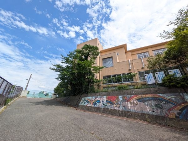 宝塚市雲雀丘3丁目の中古一戸建て(宝塚市立長尾台小学校)