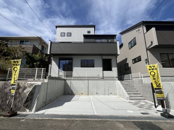 宝塚市中山五月台１丁目　新築一戸建て　２号棟