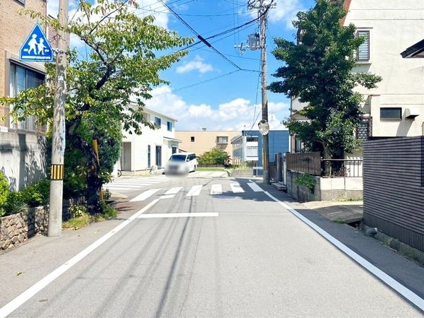 宝塚市野上4丁目の中古一戸建て(前面道路含む現地写真)