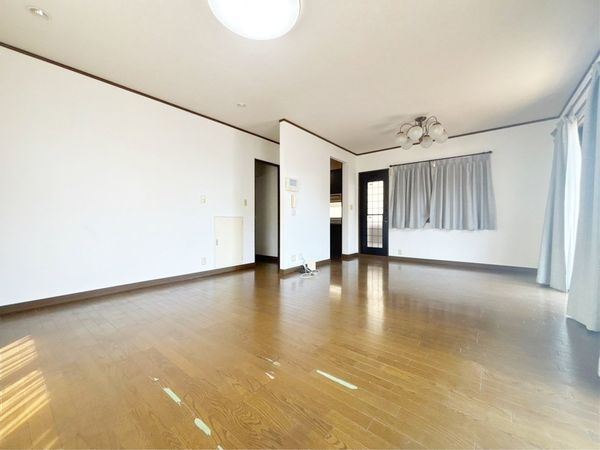 宝塚市野上4丁目の中古一戸建て(リビング)