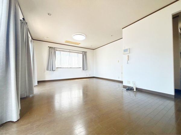 宝塚市野上4丁目の中古一戸建て(リビング)