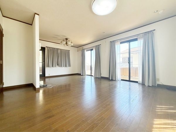 宝塚市野上4丁目の中古一戸建て(リビング)