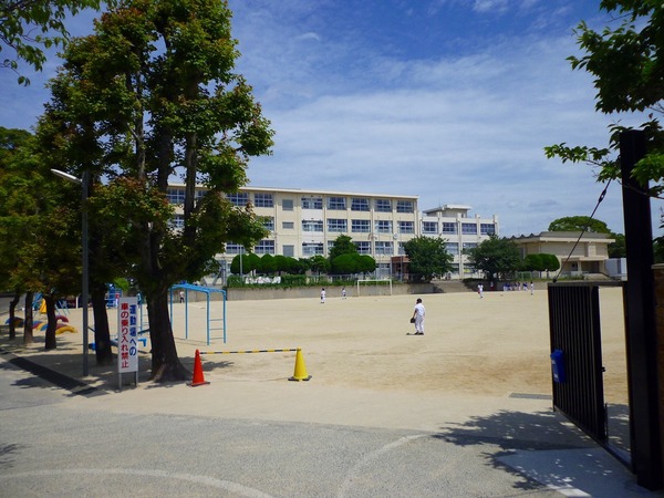 福岡市東区香住ヶ丘４丁目の土地(福岡市立香住丘小学校)