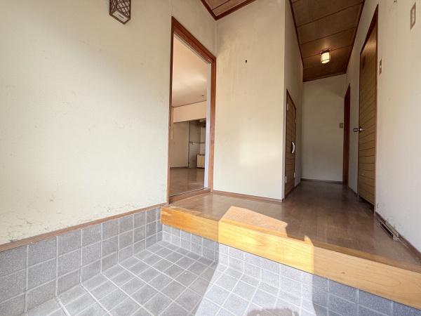 奈良市般若寺町の中古一戸建て(玄関)