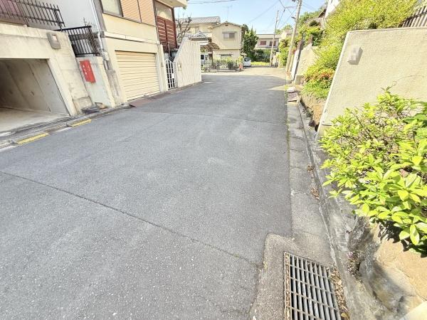 奈良市般若寺町の中古一戸建て(前面道路含む現地写真)