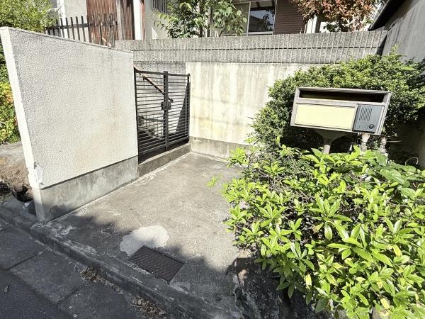 奈良市般若寺町の中古一戸建て(玄関)