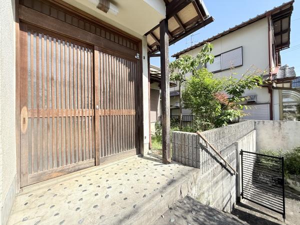 奈良市般若寺町の中古一戸建て(玄関)