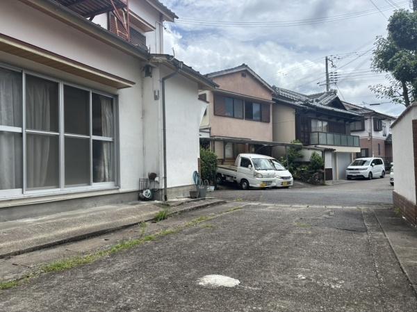 田辺市新万の中古一戸建て(前面道路含む現地写真)
