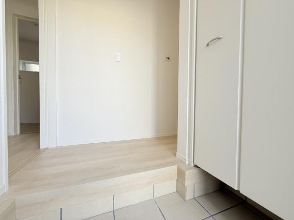 木津川市木津南後背の新築一戸建(玄関)