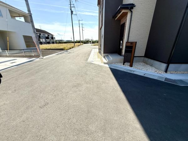 奈良市杏町の新築一戸建(前面道路含む現地写真)