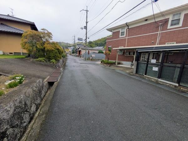 木津川市山城町平尾上垣内の中古一戸建て(前面道路含む現地写真)