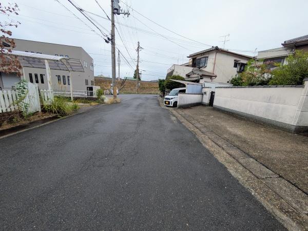 木津川市山城町平尾上垣内の中古一戸建て(前面道路含む現地写真)