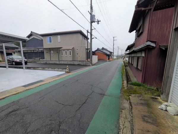 奈良市来迎寺町の中古一戸建て(前面道路含む現地写真)