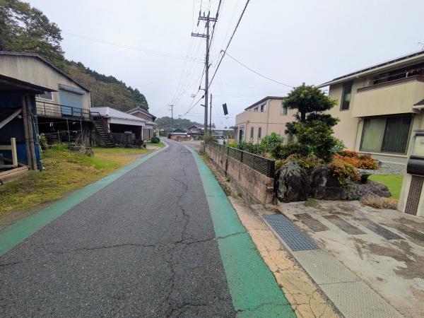 奈良市来迎寺町の中古一戸建て(前面道路含む現地写真)