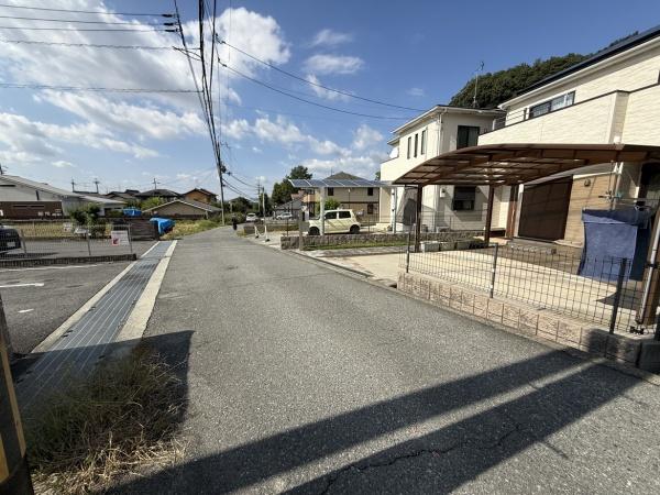 天理市櫟本町の中古一戸建て(前面道路含む現地写真)