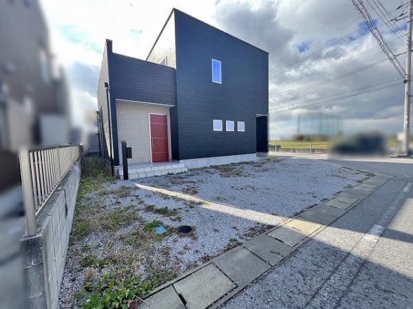 大型ルーフバルコニー付き築浅戸建！