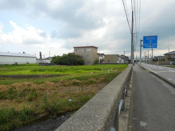 ス－パ－農道沿いの土地