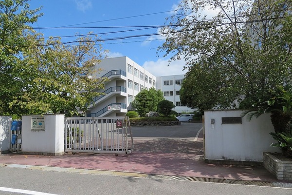 高槻・阿武山三番街304号棟(高槻市立阿武野中学校)