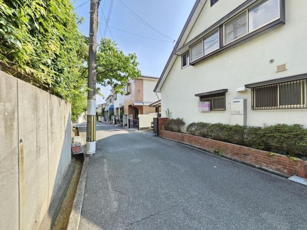 茨木市西安威1丁目の中古一戸建て(前面道路含む現地写真)