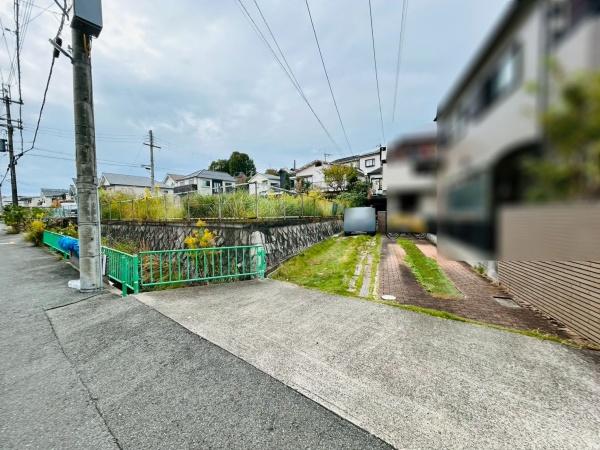 茨木市南春日丘6丁目の中古一戸建て(前面道路含む現地写真)