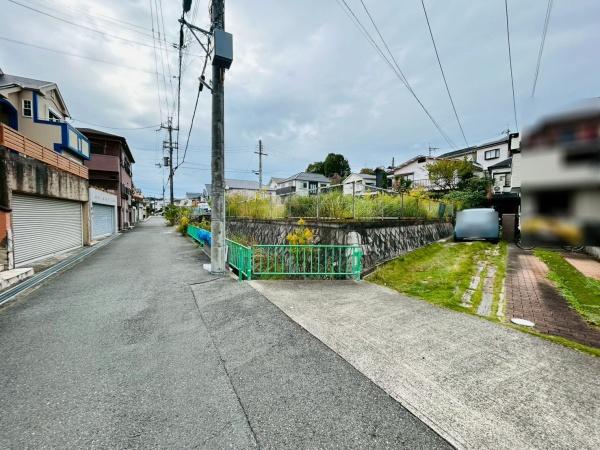 茨木市南春日丘6丁目の中古一戸建て(前面道路含む現地写真)