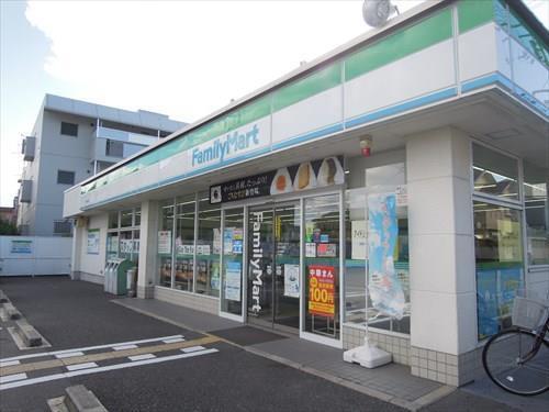 グリーンタウン茨木6番館(ファミリーマート茨木水尾店)