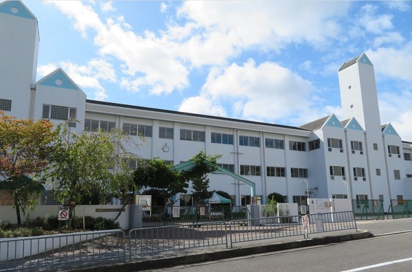 朝日プラザ高槻ウエストヒルズＢ棟(高槻市立阿武山小学校)