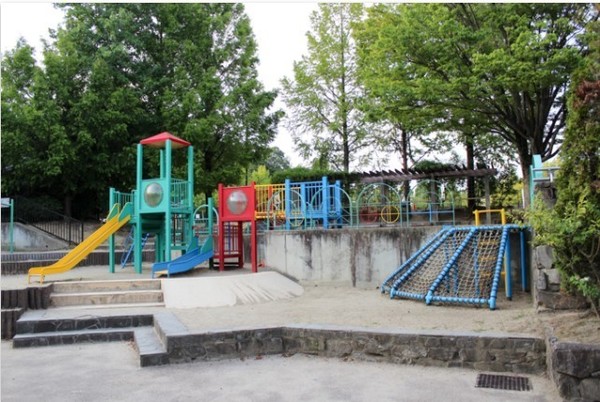 朝日プラザ高槻ウエストヒルズＢ棟(上の池公園)