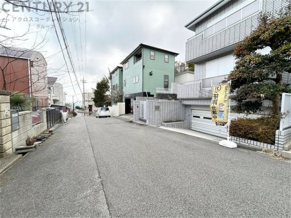 西宮市苦楽園二番町の中古一戸建て(前面道路含む現地写真)