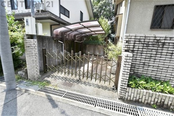 西宮市青葉台1丁目の中古一戸建て(駐車場)