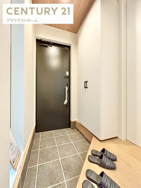 茨木市耳原1丁目の新築一戸建(玄関)