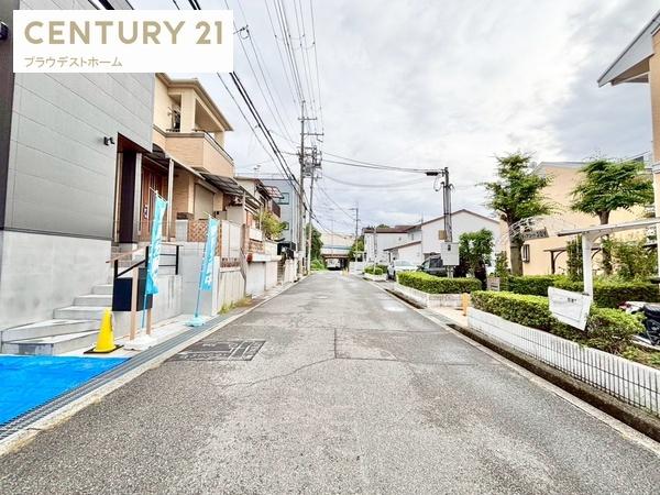 茨木市耳原1丁目の新築一戸建(前面道路含む現地写真)