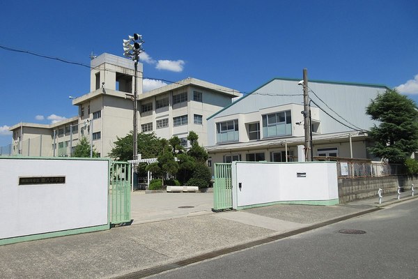 寝屋川市葛原１丁目の新築一戸建(寝屋川市立第八中学校)
